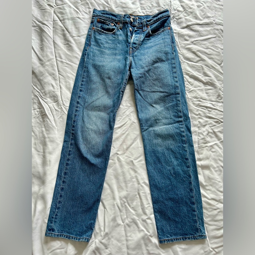 Levi’s wedgie straight Jean women’s 24 (but can fit up to 26)